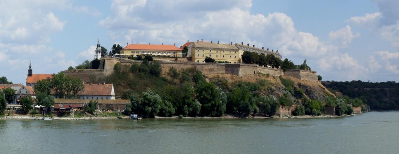 ! Promo! Central Evergreen Studio - Free Public Parking-Fast Wi-Fi Novi Sad Extérieur photo
